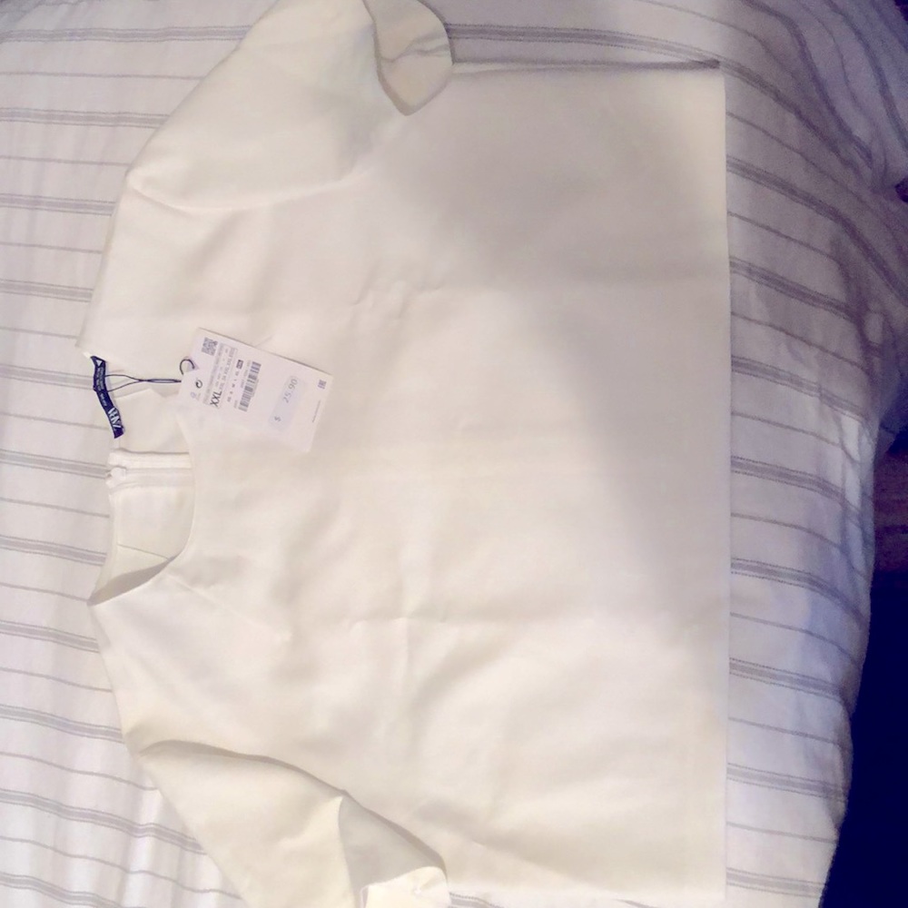 XXL, White ZARA shirt with back zipper and cropped hem.